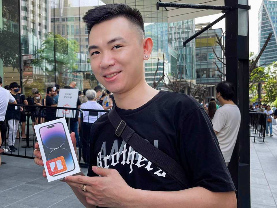 Anh Nguyễn Bồ Phúc, chủ cửa hàng Phúc Bồ Store tại Hà Nội cho biết đã xếp hàng từ 10 giờ đêm 15/9 để là một trong những người đầu tiên nhận máy Pre Order . 'Chờ suốt 12 tiếng khá mệt nhưng cũng may mắn hơn nhiều anh em chưa đặt hàng trước nên mình thấy rất hài lòng,' anh Phúc chia sẻ. (Ảnh: CTV/Vietnam+)
