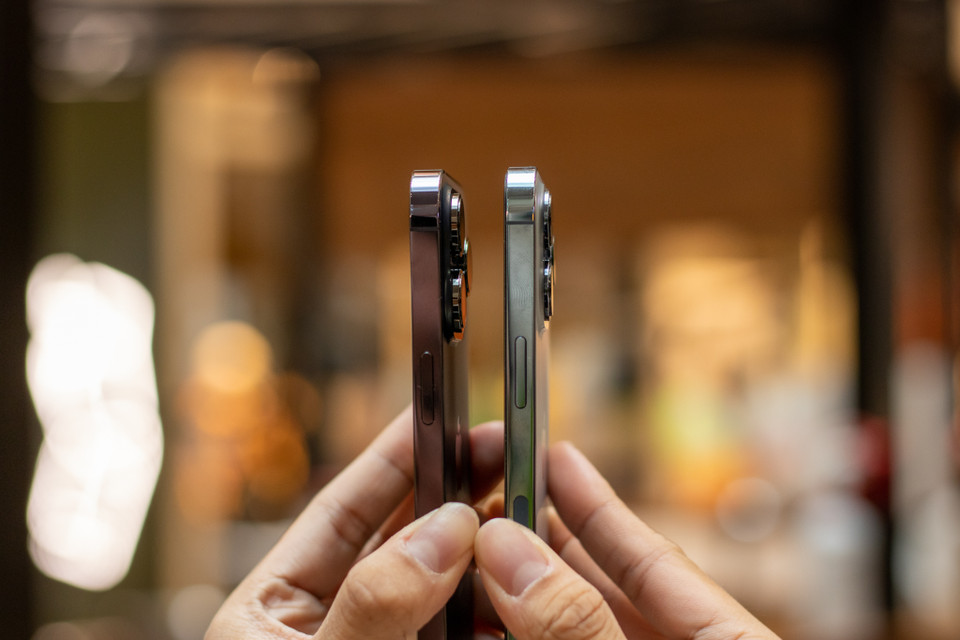 iPhone 14 Pro Max có kích cỡ và ngoại hình giống với thế hệ tiền nhiệm. Máy có cùng kích thước màn hình 6,7 inch, viền khung bằng thép, cùng cân nặng 240 gram. (Ảnh: CTV/Vietnam+)