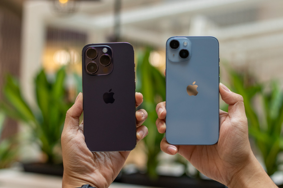 iPhone 14 Pro so dáng với iPhone 14 thường. (Ảnh: CTV/Vietnam+)