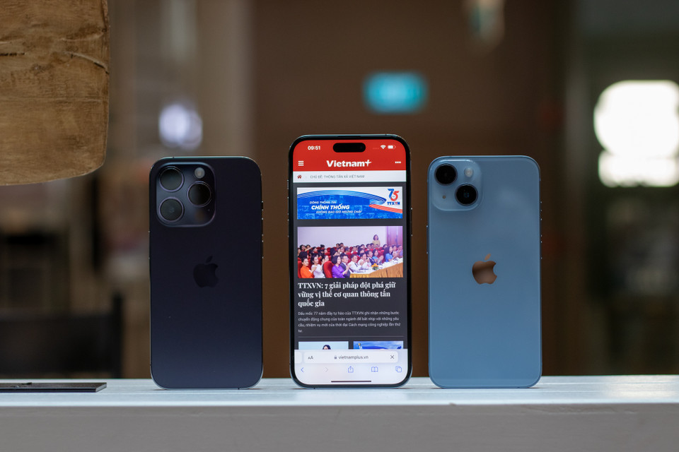 Trước đó, nhiều người Việt cũng bắt đầu xếp hàng chờ mua iPhone tại Singapore từ chiều qua nhưng gặp nhiều khó khăn hơn mọi năm. Một số người cho hay, họ được phát phiếu xếp hàng, giới hạn chỉ 100 người ghi rõ số thứ tự và quy định mỗi người chỉ được nhận một máy và bắt buộc phải mở kích hoạt, kết nối wifi tại cửa hàng. (Ảnh: CTV/Vietnam+)