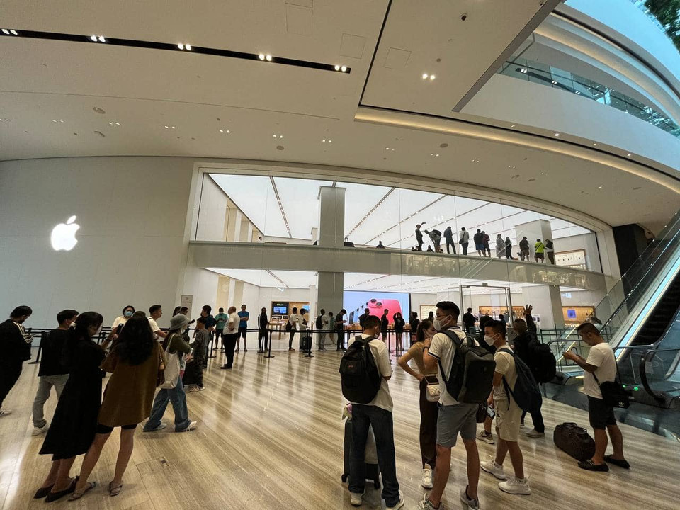 Sáng 16/9, các Apple Store ở Singapore đã cho người xếp hàng nhận máy Pre Order (đặt cọc trước khi sản phẩm được phát hành) từ trước 8 giờ sáng. Mặc dù vậy, nhiều người cho hay sẽ không có đầy đủ màu sắc và dung lượng của các mẫu iPhone 14 trong hôm nay. (Ảnh: CTV/Vietnam+)