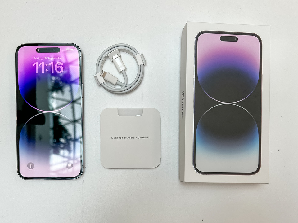 Khi mở hộp iPhone 14 Pro Max, ta có thể dễ dàng nhận thấy Apple vẫn bỏ cục sạc như các thế hệ tiền nhiệm. (Ảnh: CTV/Vietnam+)