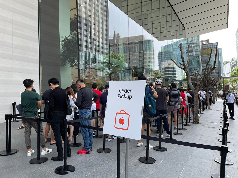 Trừ iPhone 14 Plus, các phiên bản còn lại gồm iPhone 14, 14 Pro và 14 Pro Max đồng loạt sẽ tới tay người dùng. Một số tiểu thương cho biết, iPhone 14 Series về Việt Nam trong chiều nay. (Ảnh: CTV/Vietnam+)