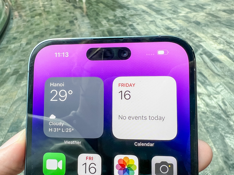 iPhone 14 Pro và Pro Max có thiết kế phần notch hình viên thuốc kết hợp với tính năng thông báo linh hoạt, chip A16 Bionic nhanh hơn và camera 48 megapixel với nhiều công nghệ chụp ảnh, quay phim chuyên nghiệp. (Ảnh: CTV/Vietnam+)