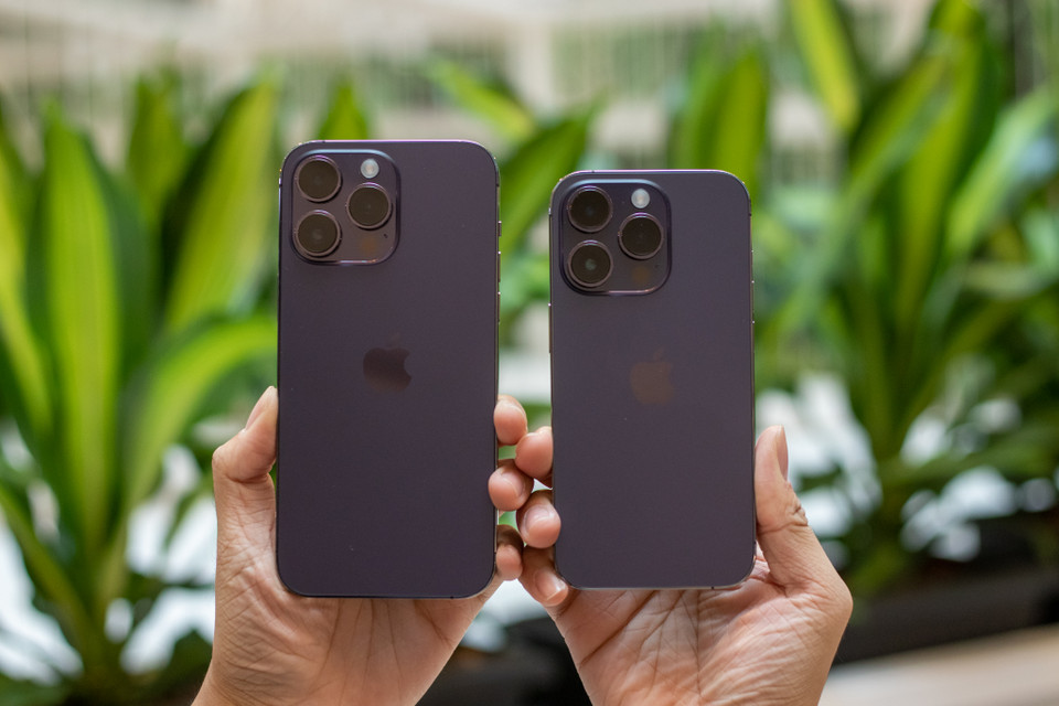 Một số người Việt Nam đã nhanh chóng mua được mẫu iPhone 14 Pro và 14 Pro Max phiên bản màu tím mới nhất. (Ảnh: CTV/Vietnam+)