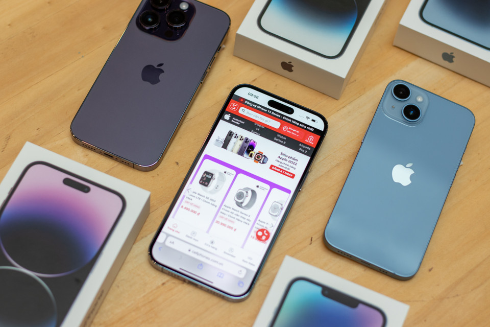 Một số dân buôn máy cho biết, việc Apple hạn chế cho xếp hàng có nhiều nguyên nhân. Phần lớn từ nét văn hóa xếp hàng mua hàng, nhiều nơi đã biến tướng thành việc xếp hàng bán chỗ, mua gom hàng hóa bán lại kiếm lời khiến khách hàng thực sự khó có thể tiếp cận máy sớm với giá hợp lý. (Ảnh: CTV/Vietnam+)