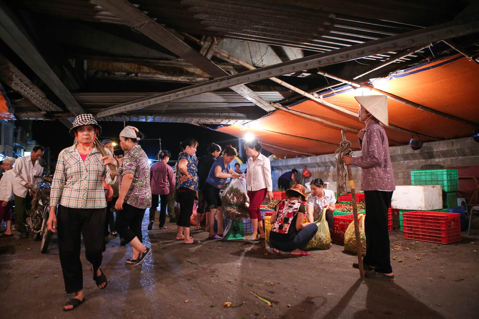 Theo đề án Quy hoạch tổng thể phát triển mạng lưới chợ toàn quốc đến năm 2025 của Bộ Công Thương, vai trò chợ đầu mối Long Biên sắp tới sẽ bị xóa bỏ. (Ảnh: Minh Sơn/Vietnam+)