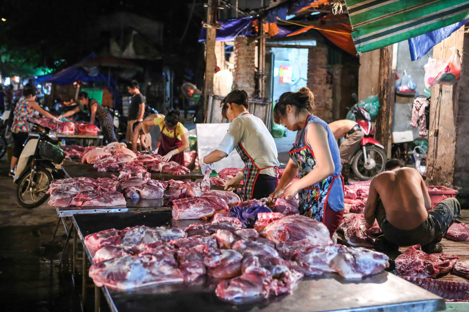 Ai cũng hối hả, vội vã chuẩn bị các mặt hàng cần thiết trước khi có khách đến lấy hàng, khách mua chủ yếu lấy buôn với số lượng rất lớn. (Ảnh: Minh Sơn/Vietnam+)