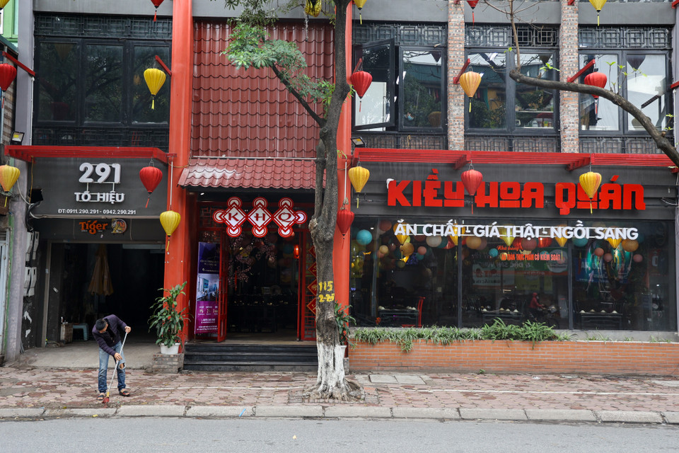 Ghi nhận trên phố Tô Hiệu, Cầu Giấy, Hà Nội, các nhà hàng, quán càphê đã bắt đầu dọn dẹp sau chuỗi ngày dài đóng cửa. (Ảnh: Minh Sơn/Vietnam+)