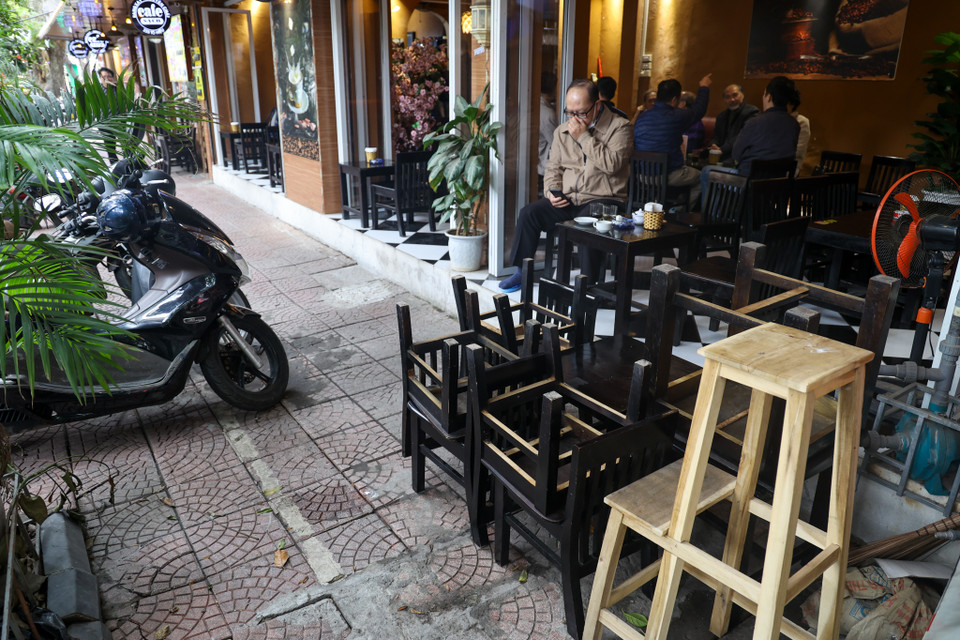 Vũ trường, quán bar, karaoke, internet, quán ăn vỉa hè, trà đá vỉa hè… vẫn không được hoạt động, chờ chỉ đạo của thành phố. (Ảnh: Minh Sơn/Vietnam+)