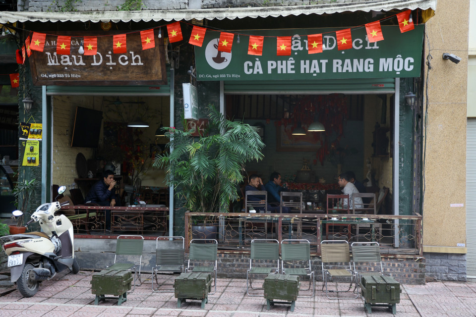 Tuy nhiên, khi hoạt động các quán phải đảm bảo giãn cách giữa người và người là 1 mét hoặc là 2 mét, có tấm chắn. (Ảnh: Minh Sơn/Vietnam+)