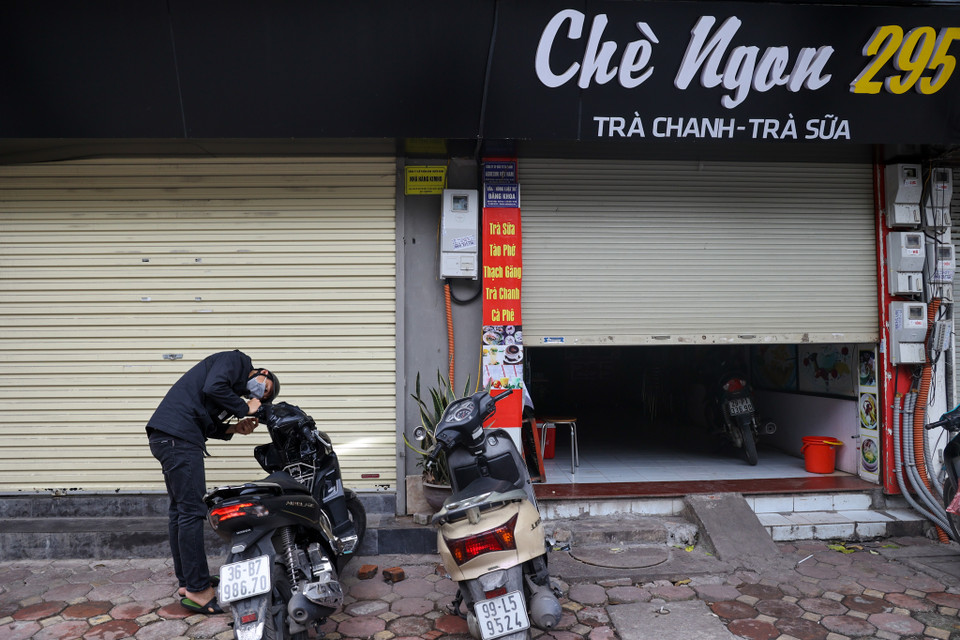 Sáng 2/3, sau quyết định nới lỏng điều kiện kinh doanh của Uỷ ban Nhân dân thành phố Hà Nội, nhiều nhà hàng, quán càphê bắt đầu mở cửa trở lại. (Ảnh: Minh Sơn/Vietnam+)