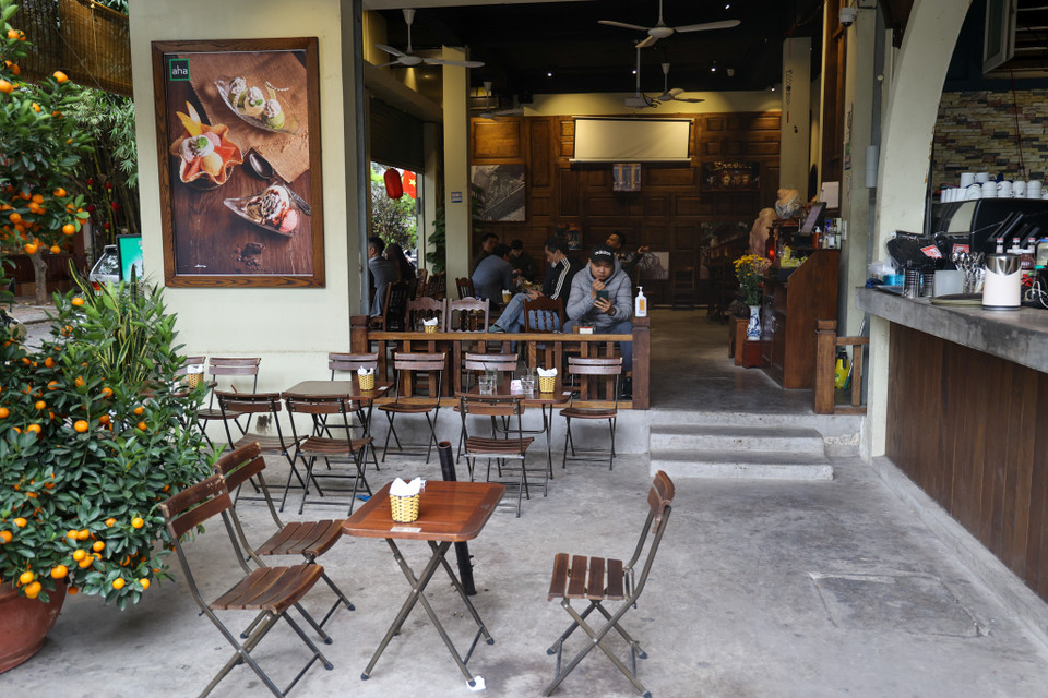 Trước đó, tại cuộc họp Ban Chỉ đạo phòng, chống dịch COVID-19, ông Chử Xuân Dũng-Phó Chủ tịch Uỷ ban Nhân dân thành phố Hà Nội, cho biết Thường trực Thành ủy đã quyết định các cửa hàng kinh doanh dịch vụ trong nhà như hàng ăn, uống; trong đó quán càphê sẽ được mở cửa trở lại từ 0h ngày 2/3. (Ảnh: Minh Sơn/Vietnam+)