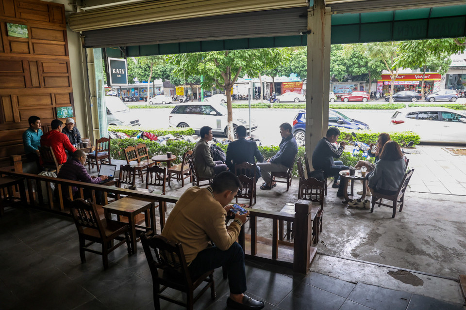 Nhiều người dân tại Hà Nội đã bắt đầu tụ tập tại các quán càphê sau lệnh nới lỏng. (Ảnh: Minh Sơn/Vietnam+)