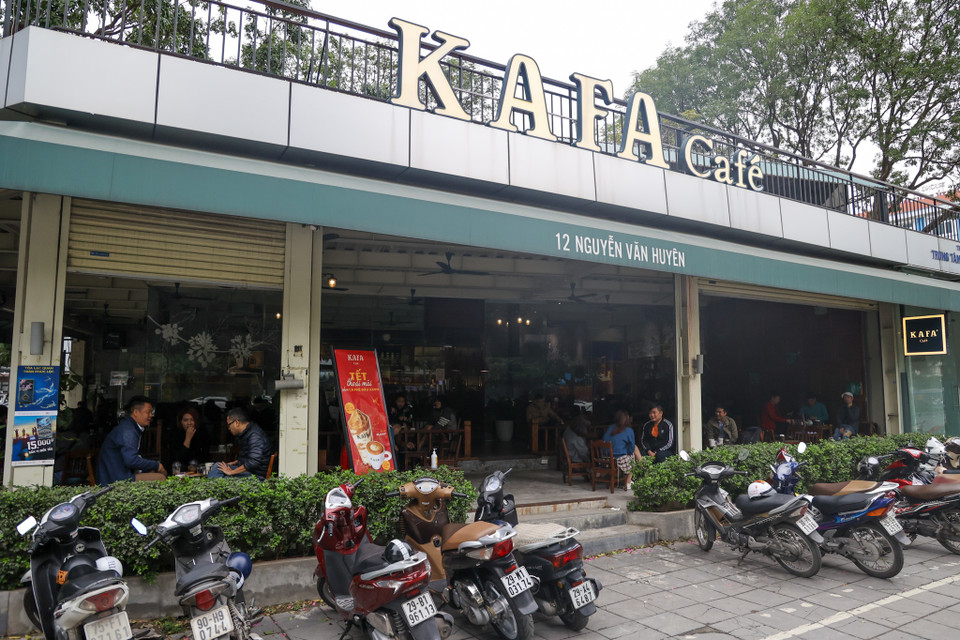 Uỷ ban Nhân dân thành phố Hà Nội cũng khuyến khích các đơn vị kinh doanh theo hướng mua tại chỗ rồi mang về nhà. (Ảnh: Minh Sơn/Vietnam+)