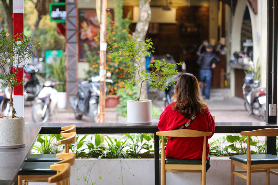 Để thực hiện các biện pháp phòng dịch COVID-19, chị Lan cũng đã yêu cầu các nhân viên của quán phải vệ sinh bàn ghế sạch sẽ, xịt khử khuẩn. (Ảnh: Minh Sơn/Vietnam+)