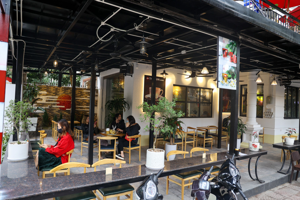 Số lượng khách đến quán không được đông như ngày thường. (Ảnh: Minh Sơn/Vietnam+)
