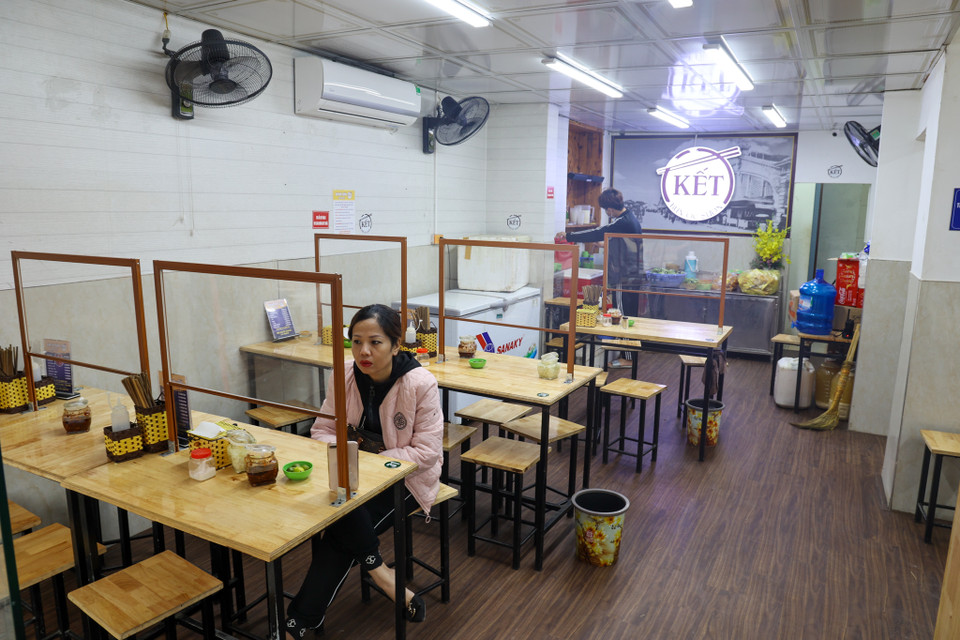 Một nhà hàng trên phố Tô Hiệu tuân thủ quy định lắp tấm chắn giữa các thực khách. (Ảnh: Minh Sơn/Vietnam+)