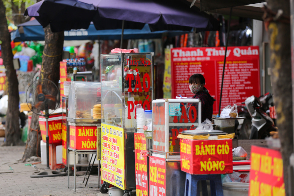 Các quán ăn vỉa hè cũng đã bắt đầu hoạt động trở lại. (Ảnh: Minh Sơn/Vietnam+)