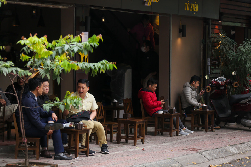 Chị Lan, chủ một quán càphê tại Cầu Giấy, cho biết ngay sau khi biết tin cửa hàng có thể mở bán vào hôm nay, chị cùng với nhiều nhân viên đã bắt đầu dọn dẹp, sắp xếp bàn ghế để sẵn sàng đón khách. (Ảnh: Minh Sơn/Vietnam+)