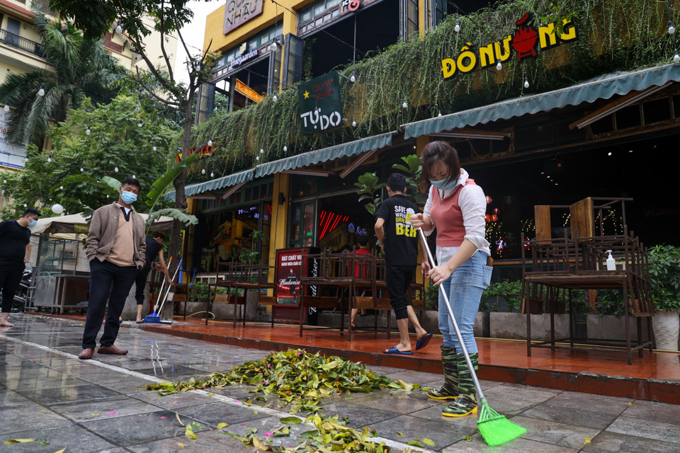 Một nhà hàng bia trên đường Nguyễn Văn Huyên đã tiến hành dọn dẹp để đón khách trở lại. (Ảnh: Minh Sơn/Vietnam+)