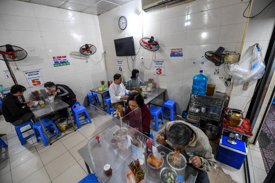Nhiều thực khách khi biết tin được ăn tại chỗ đã dậy sớm để thưởng thức món phở sau nhiều ngày giãn cách xã hội. (Ảnh: PV/Vietnam+)