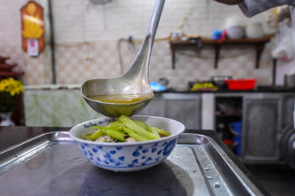 Theo chia sẻ của chú quán, thời gian Hà Nội cho phép ăn uống bán mang về, số lượng đơn hàng không thay đổi so với việc bán tại chỗ. (Ảnh: PV/Vietnam+)