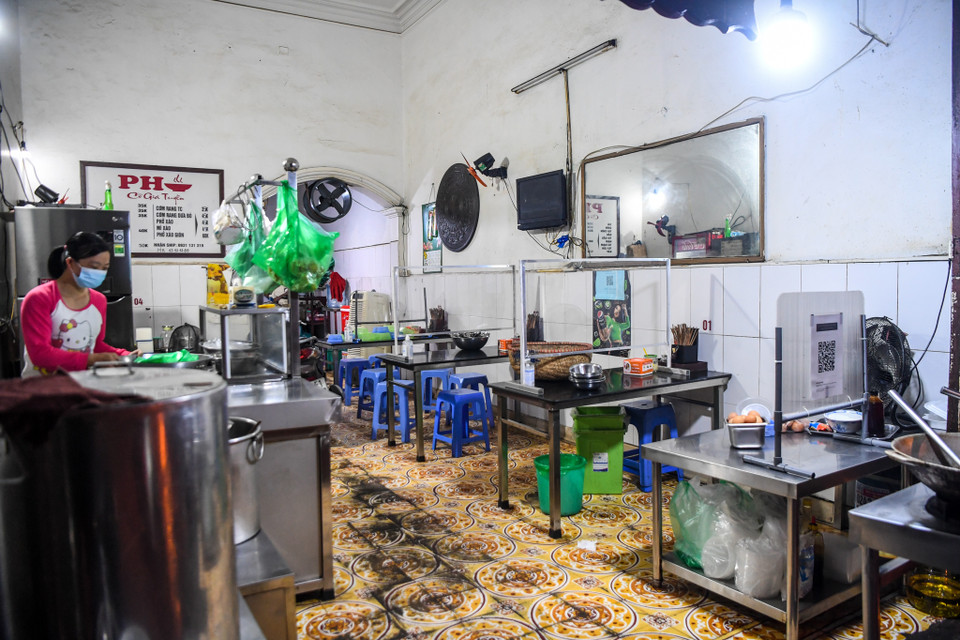 Từ 6 giờ ngày 14/10, Hà Nội cho phép một số dịch vụ kinh doanh được mở cửa đón khách trở lại. (Ảnh: PV/Vietnam+)
