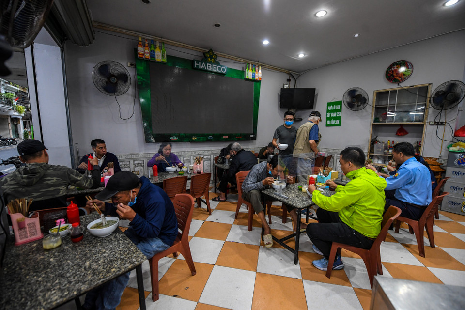 Trước đó, thành phố Hà Nội vừa ban hành văn bản điều chỉnh một số hoạt động trên địa bàn thành phố, cho phép mở cửa trở lại nhà hàng, quán cà phê nhưng phải đảm bảo chống dịch. (Ảnh: PV/Vietnam+)