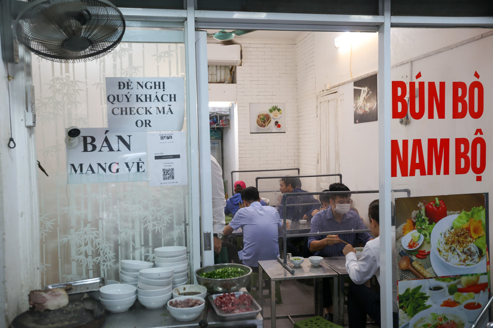 Các khách hàng phải đảm bảo các quy định về 5K khi ăn uống tại đây. (Ảnh: PV/Vietnam+)