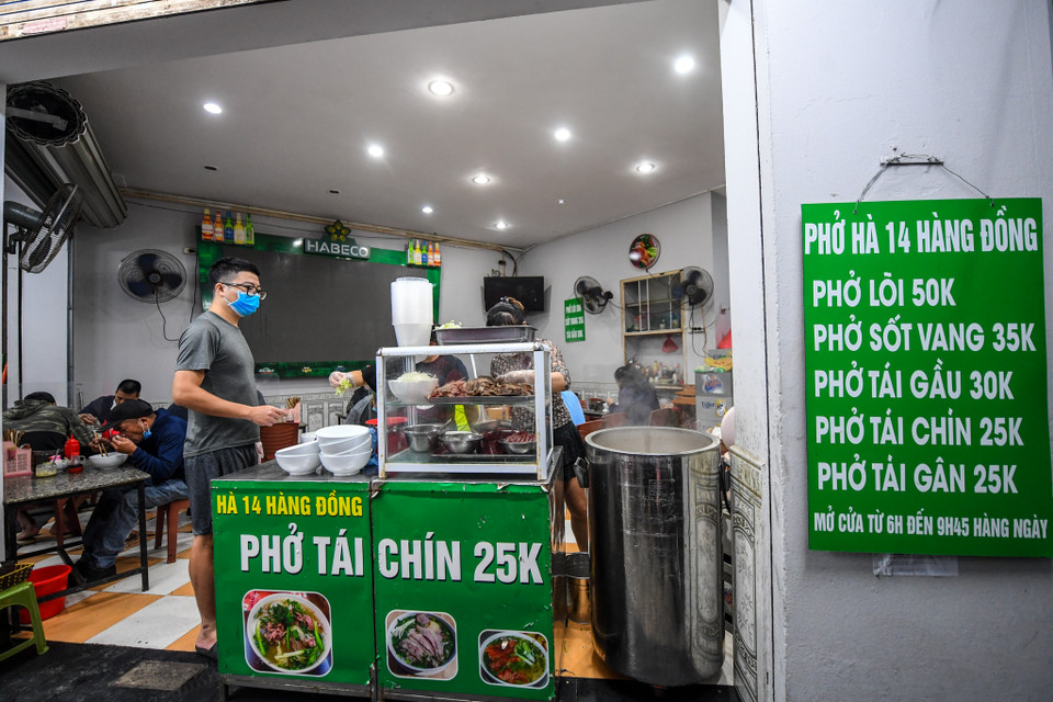 Hàng phở Hà trên phố Hàng Đồng rất đông thực khách kéo tới ngay từ sớm. (Ảnh: PV/Vietnam+)