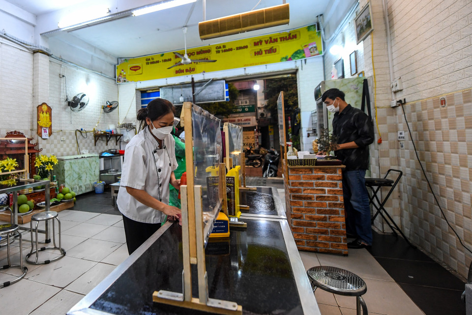 Chủ một quán bún dọc mùng trên đường Ngọc Lâm (Hà Nội) cho biết mặc dù đã bán mang về từ tuần trước nhưng anh rất mừng vì được đón khách quay trở lại quán. (Ảnh: PV/Vietnam+)