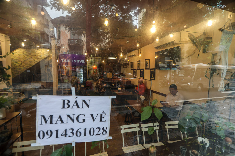 Các quán càphê cũng bắt đầu đón khách trở lại. (Ảnh: PV/Vietnam+)