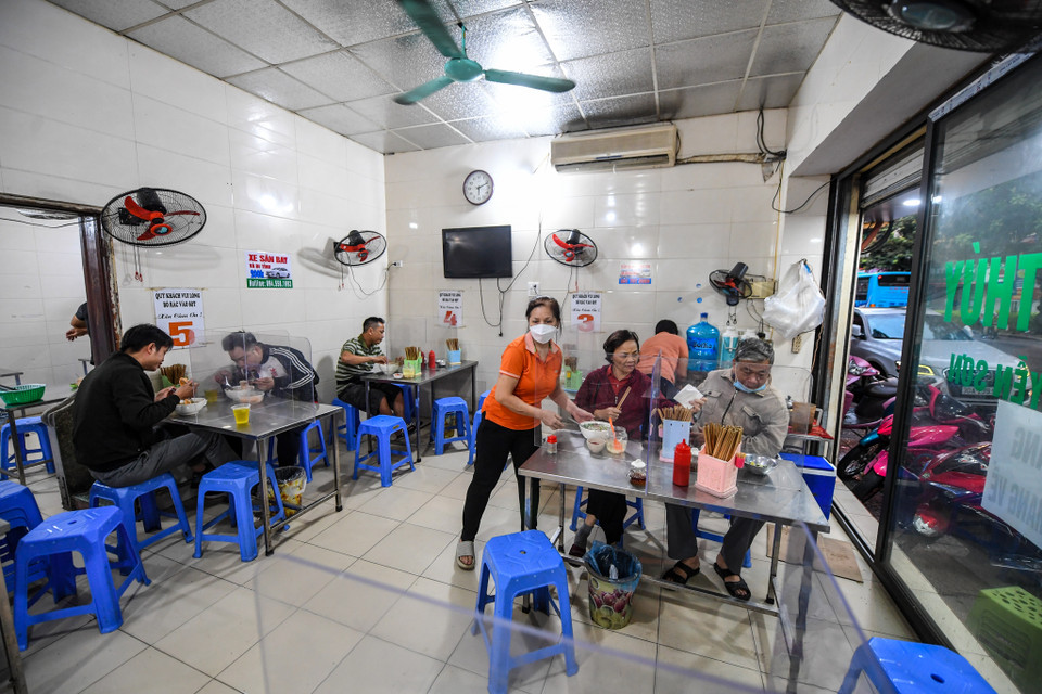 Hàng phở Thúy trên đường Nguyễn Sơn đã bắt đầu đón khách từ sáng sớm. (Ảnh: PV/Vietnam+)