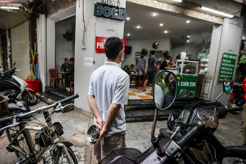 Cùng với đó, quán vẫn duy trì việc bán mang về. (Ảnh: PV/Vietnam+)