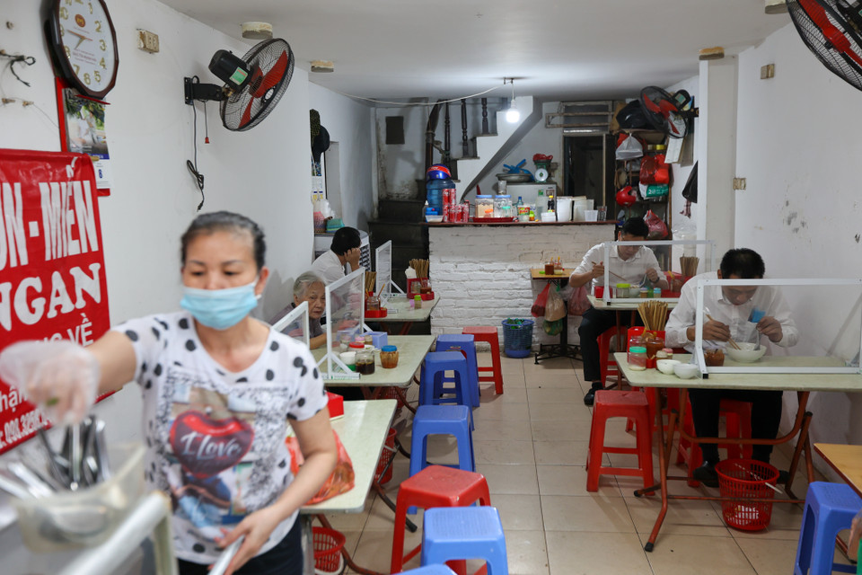 Các hoạt động và cơ sở kinh doanh phải đảm bảo biện pháp phòng, chống dịch bệnh COVID-19, thực hiện nghiêm 5K, cài đặt và quét mã QR theo quy định. (Ảnh: PV/Vietnam+)