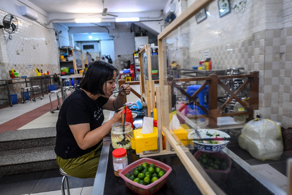 Theo ghi nhận, chủ kinh doanh và khách hàng đều có ý thức chấp hành tốt các biện pháp phòng dịch COVID-19. (Ảnh: PV/Vietnam+)