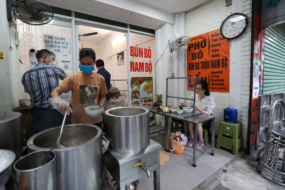 Nhiều chủ cơ sở kinh doanh trên phố Tông Đản tỏ ra vui mừng khi được đón khách trở lại. (Ảnh: PV/Vietnam+)