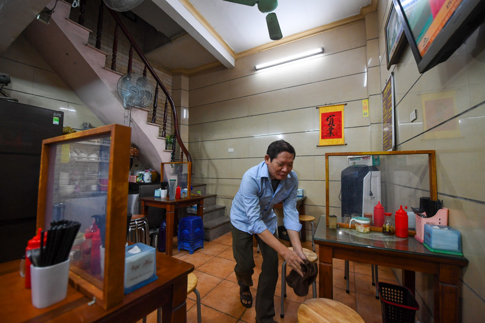 Hàng phở Thìn trên phố Hàng Tre cũng mở cửa từ 5 giờ 30 sáng chờ đón thực khách. (Ảnh: PV/Vietnam+)