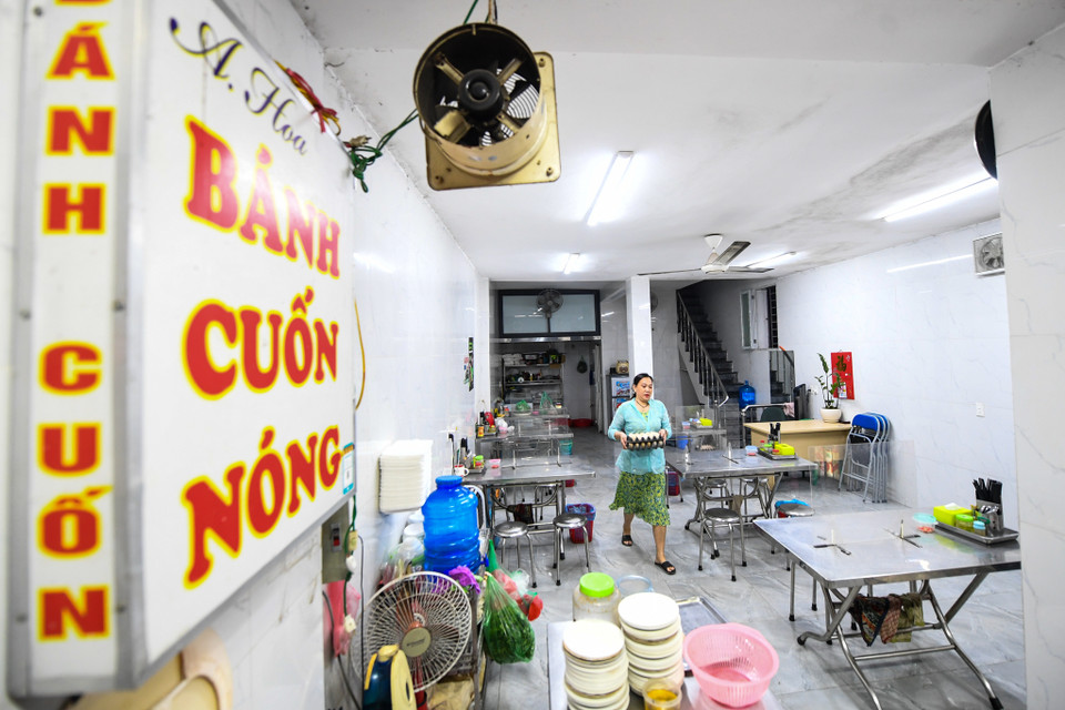 Nhiều hàng quán đã tất bật chuẩn bị từ sáng sớm để kịp đón khách trở lại sau gần 3 tháng đóng cửa. (Ảnh: PV/Vietnam+)