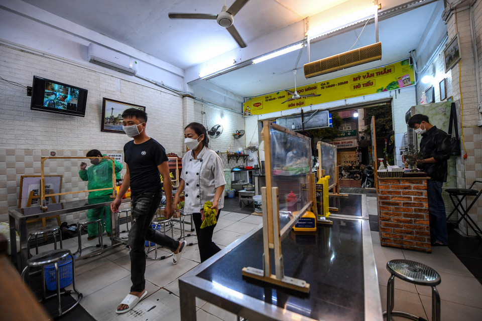 Chủ quán cũng đã lắp đặt cách vách ngăn để đảm bảo an toàn cho khách hàng. (Ảnh: PV/Vietnam+)