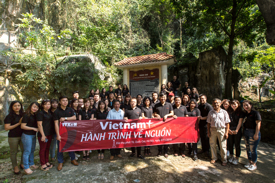 Toàn thể cán bộ, phóng viên, biên tập viên, nhân viên tòa soạn VietnamPlus chụp ảnh lưu niệm cùng các cán bộ Ban Quản lý di tích Hang Gió - trạm T6 (Ảnh: Minh Sơn/Vietnam+)