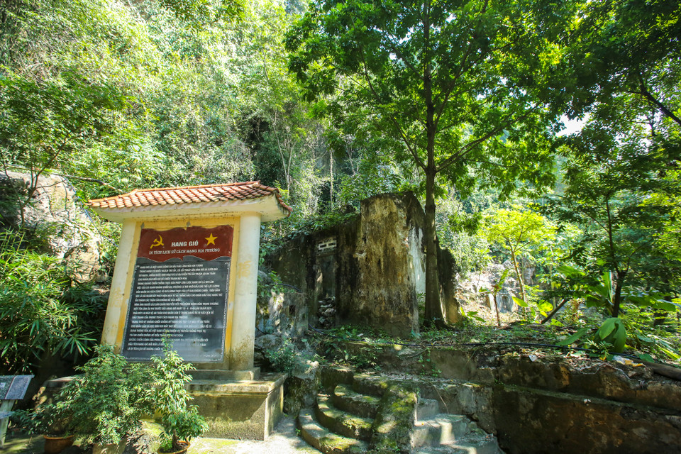 Năm 1965, sau thất bại của chiến lược chiến tranh đặc biệt tại Việt Nam, đế quốc Mỹ chuyển sang chiến lược chiến tranh cục bộ với mục tiêu đè bẹp quân giải phóng miền Nam, đồng thời dùng không quân đánh phá miền Bắc. Nhận được chỉ đạo của Trung ương, lãnh đạo cơ quan đã cử một số cán bộ về huyện Quốc Oai làm công tác tiền trạm, đặt nền móng xây dựng đài thu phát T6. (Ảnh: Minh Sơn/Vietnam+)