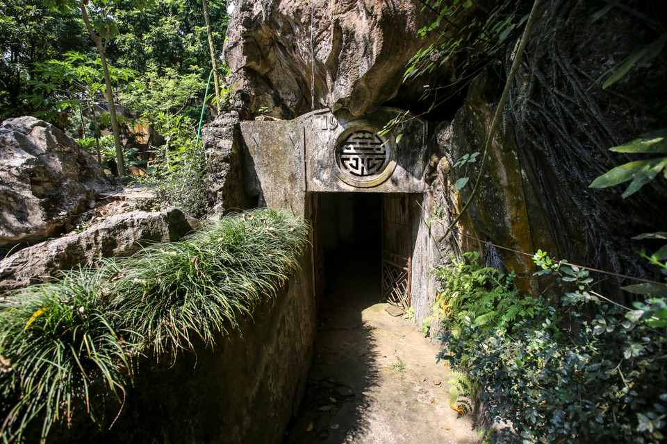 Lối vào một khu vực trú ẩn của khu di tích. (Ảnh: Minh Sơn/Vietnam+)