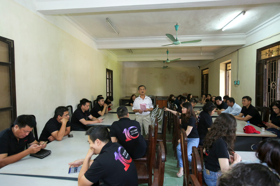 Bác Lê Đình Cẩm - một cán bộ lão thành Thông tấn xã Việt Nam giới thiệu về lịch sử của di tích T6. Đây là nơi đặt đài thu phát của cơ quan Việt Nam Thông tấn xã (tên gọi khi đó của Thông tấn xã Việt Nam) trong thời kỳ kháng chiến chống Mỹ, gắn với những ký ức không thể lãng quên về một thời hoa lửa. (Ảnh: Minh Sơn/Vietnam+)