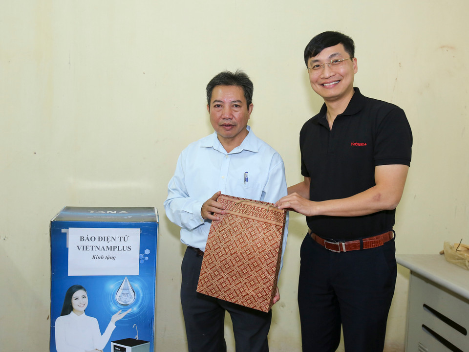 Báo Điện tử VietnamPlus trao những phần quà hết sức ý nghĩa dành cho những cán bộ đã gìn giữ khu di tích lịch sử T6. (Ảnh: Minh Sơn/Vietnam+)