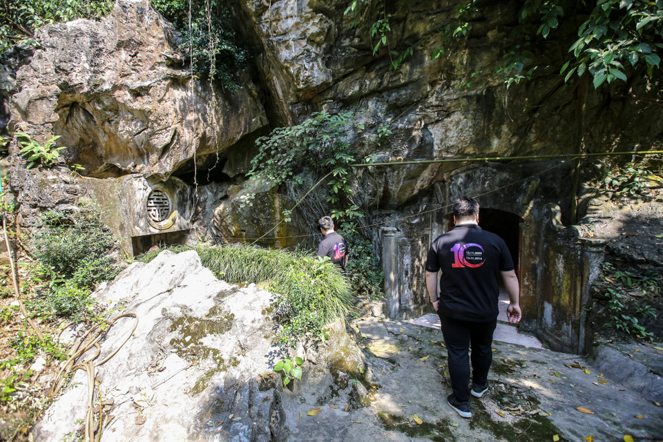 'Khi đó, những cán bộ của đầu tiên của T6 gánh trên vai nhiều trọng trách: lựa chọn địa điểm đảm bảo không quá xa Hà Nội (để thuận tiện cho việc truyền tin tức được nhanh nhất) nhưng cũng không quá gần Thủ đô (nhằm đảm bảo an toàn). Đồng thời bắt tay vào xây dựng cơ sở kỹ thuật, trang thiết bị xứng tầm với vị thế của một cơ sở dự phòng chiến lược của Thông tấn xã Việt Nam trong chiến tranh. Bên cạnh đó, việc tuyển chọn cán bộ, kỹ thuật viên, điện báo viên được đào tạo chính quy, có tay nghề để phục vụ cho hoạt động của T6 cũng cần được tiến hành khẩn trương,' bác Lê Đình Cẩm cho biết. (Ảnh: Minh Sơn/Vietnam+)