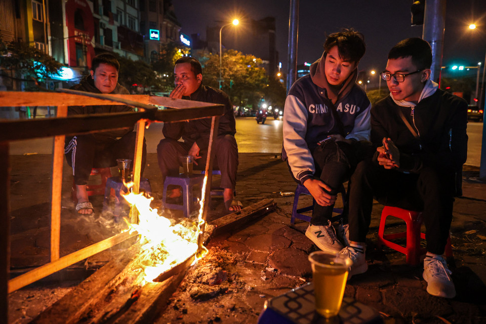 Đạt, một sinh viên đến từ Yên Bái cho biết, em cùng bạn mình tranh thủ thời tiết lạnh để ra ngoài đón nhận không khí mùa Đông. (Ảnh: Minh Sơn/Vietnam+)