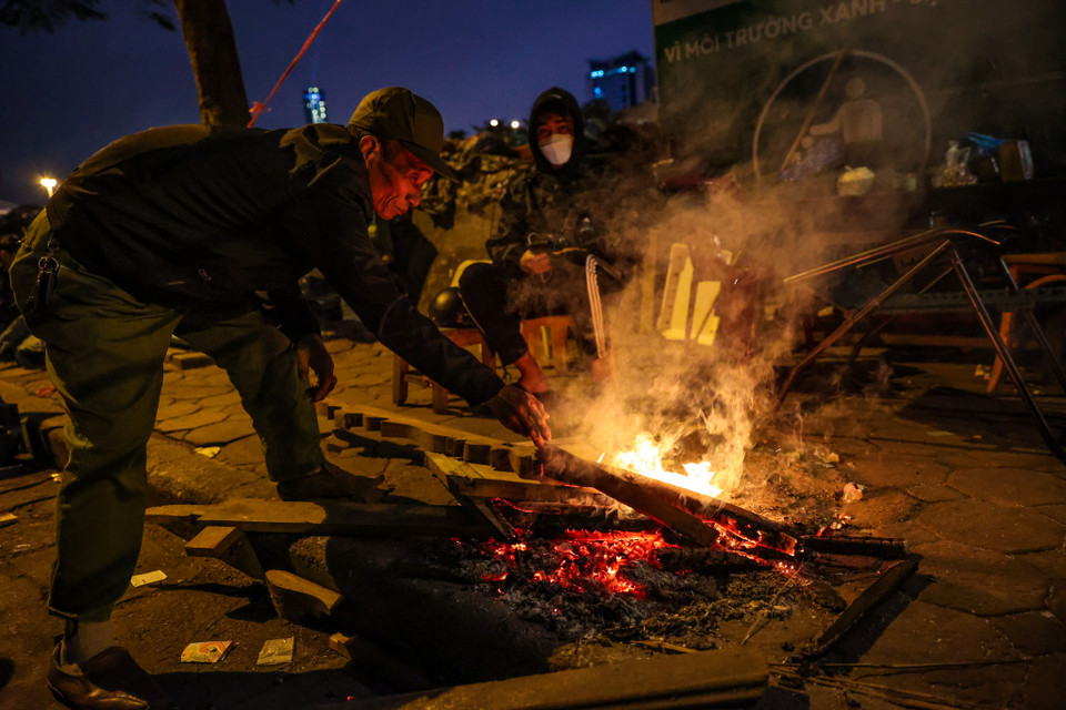 Đợt không khí lạnh có cường độ mạnh nhất từ đầu mùa Đông năm nay đang ảnh hưởng đến thời tiết ở Hà Nội và các tỉnh phía Bắc. Nền nhiệt độ ở Hà Nội về đêm được ghi nhận chỉ còn 11 độ C khiến cho nhiều người cảm nhận được cái lạnh 'cắt da cắt thịt.’ (Ảnh: Minh Sơn/Vietnam+)