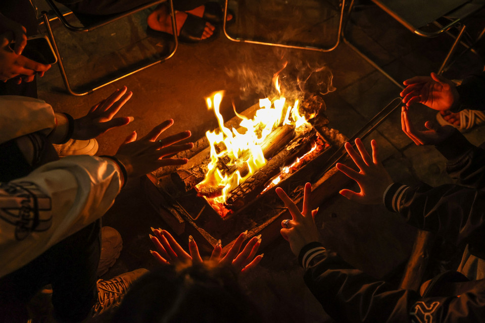 Đây cũng là đợt rét đậm nhất từ đầu năm đến nay gây ảnh hưởng tới sinh hoạt của người dân Thủ đô. (Ảnh: Minh Sơn/Vietnam+)